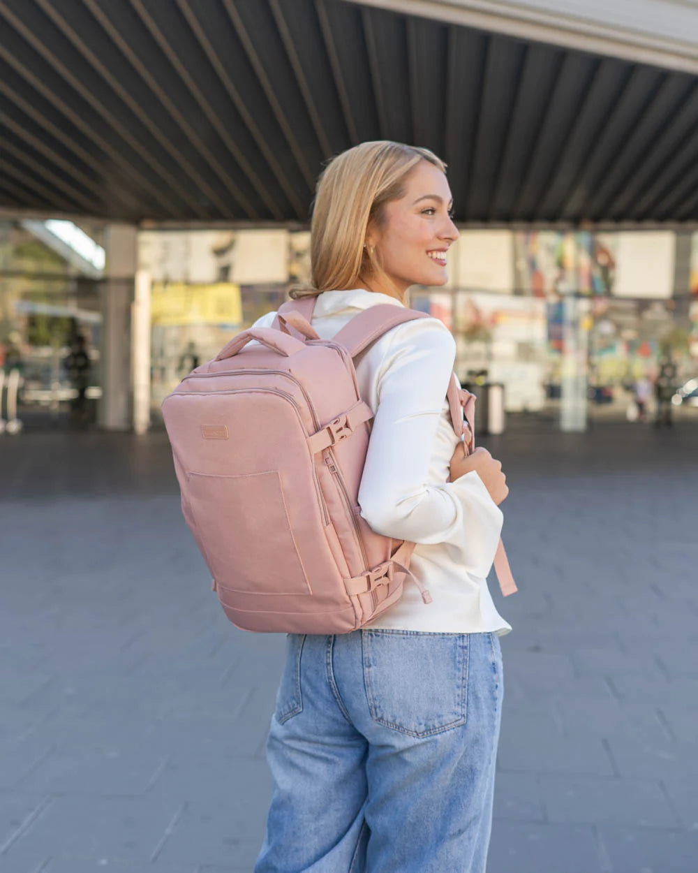 Rožinė kelioninė kuprinė