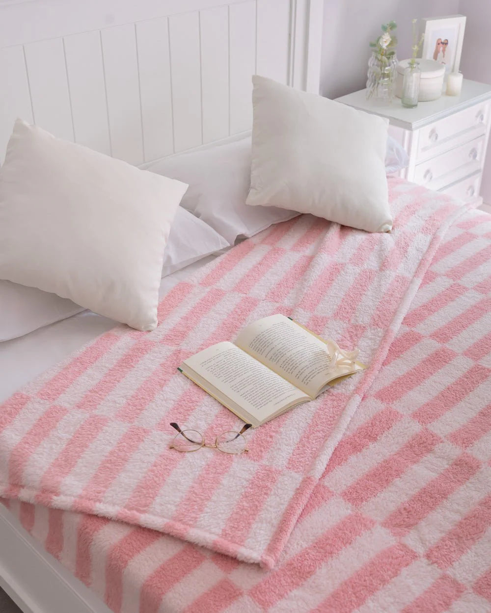 Minkštas rausvas languotas pledas poilsiui - jaukus ir patogus
