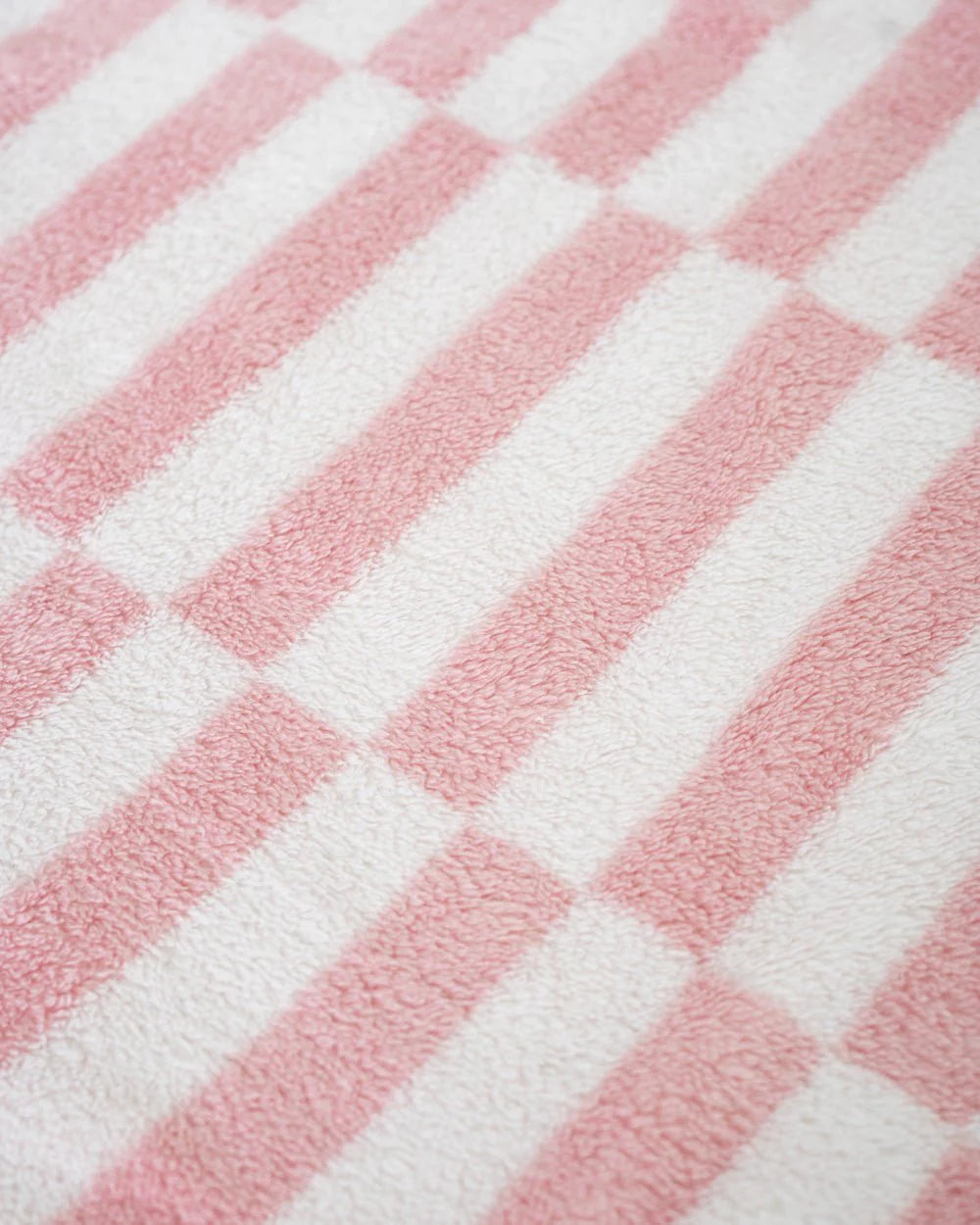 Rausvas languotas pledas lovai ar sofai - stilingas namų aksesuaras
