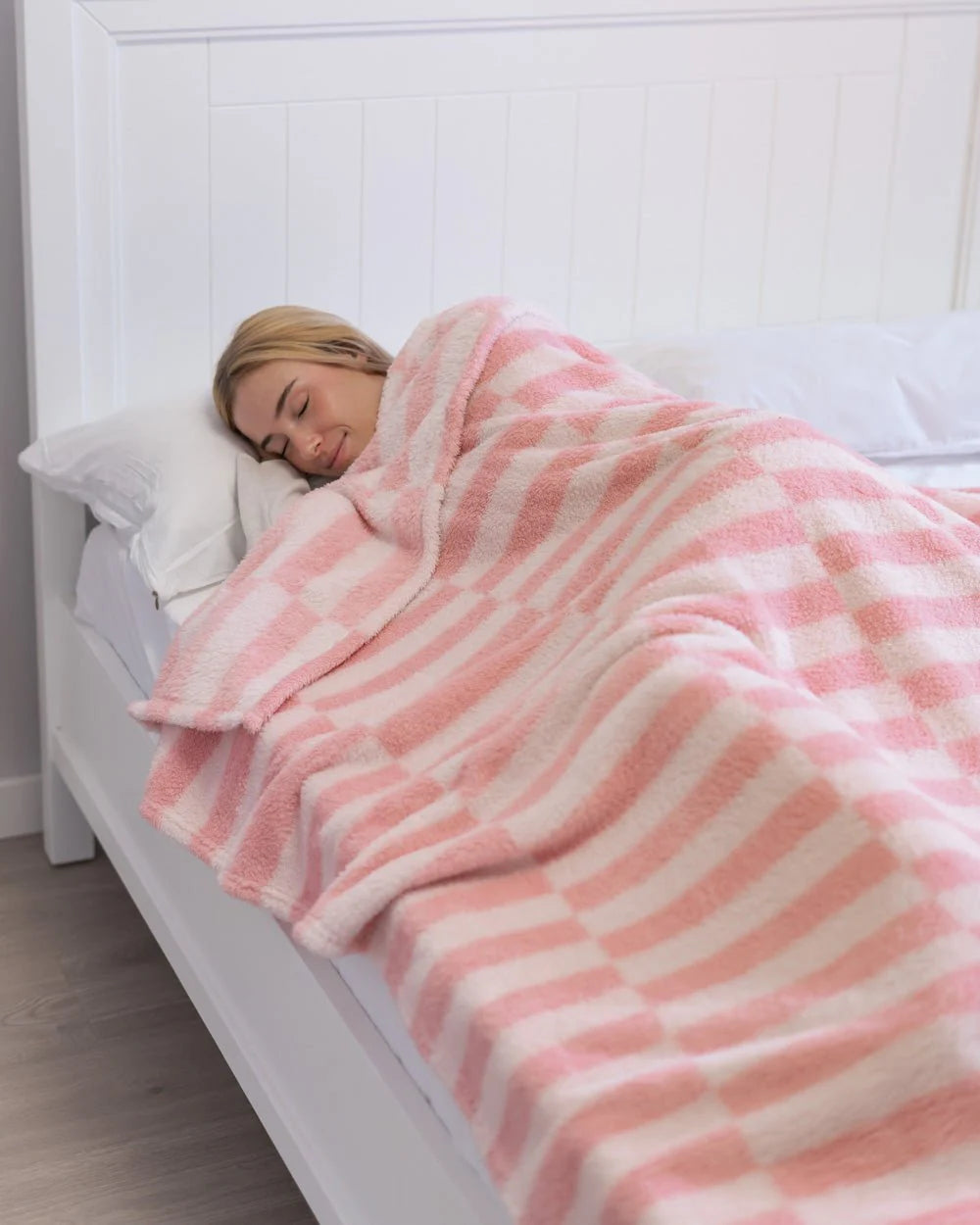 Rausvas languotas pledas - minkštas ir šiltas namų tekstilė
