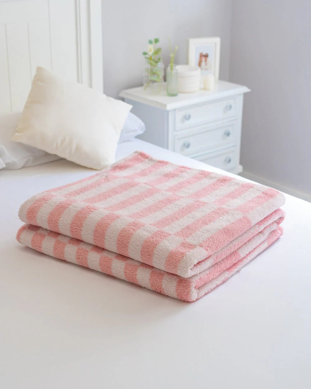 Rausvas languotas pledas lovai ar sofai - stilingas namų aksesuaras
