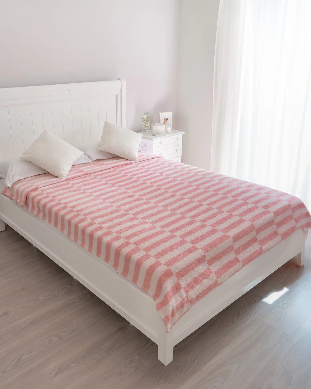 Jaukus rausvas languotas pledas sofai - stilingas ir komfortiškas
