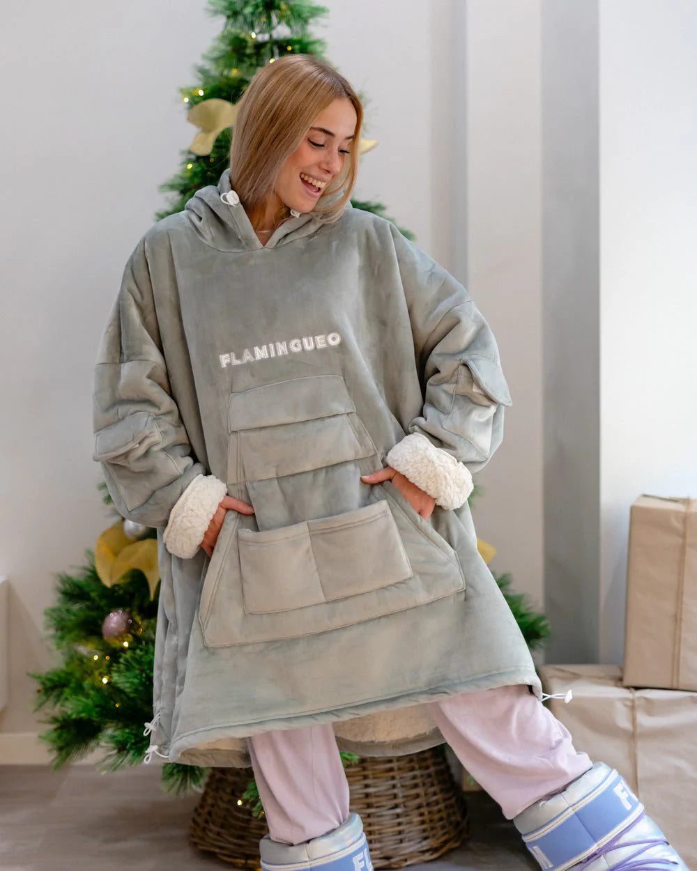 Pilkas pledas-džemperis su gobtuvu namams - stilingas ir šiltas
