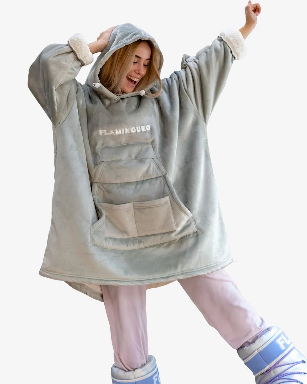 Pilkas pledas-džemperis su gobtuvu - šiltas ir stilingas
